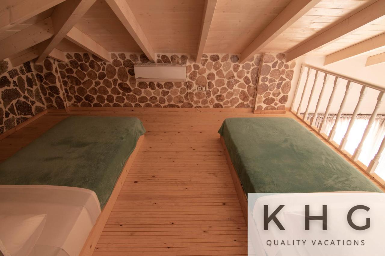 Leo's Stone Made Villa! Karavados